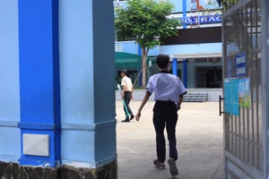 Thí sinh đi trễ vội vàng 'chạy như bay' vào phòng thi