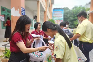 Ba mẹ, thầy cô 'tiếp sức' cho các sĩ tử trước kỳ thi vào lớp 10