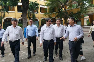 Bộ trưởng Bộ GD&ĐT kiểm tra công tác thi tốt nghiệp tại TP.HCM