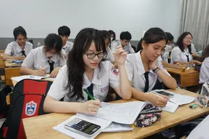 Dùng tàu cao tốc, phà vận chuyển đề thi tốt nghiệp THPT 2023