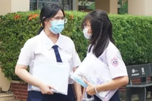 Thí sinh thức trắng đêm chờ điểm thi tốt nghiệp THPT