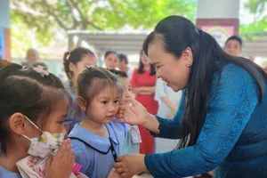 Học sinh lớp 1 khóc, cười trong ngày tựu trường