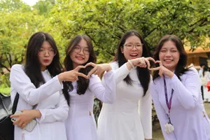 Nữ sinh rạng ngời trong lễ khai giảng năm học mới