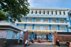 Giáo viên bị tố đánh gãy xương ngón tay HS, trường họp khẩn