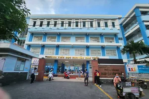 Đình chỉ dạy đối với giáo viên bị tố đánh gãy ngón tay học sinh 