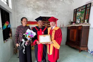 Con mất vì tai nạn giao thông, cha nhận bằng tốt nghiệp thay con