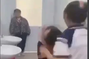 Nhóm nữ sinh đánh bạn trong nhà vệ sinh của trường