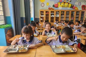 TP.HCM: Hiệu trưởng phải gửi ảnh bữa ăn bán trú mỗi ngày