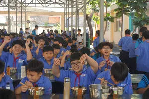 Sau thư ngỏ dịp 20-11, hơn 220 thẻ bảo hiểm y tế học sinh được trao tặng