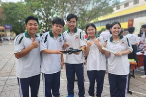 Ấn tượng: Học sinh thiết kế mô hình tàu ngầm từ chai tương ớt