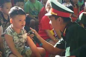 Trẻ mầm non thích thú khi được giao lưu với chú bộ đội