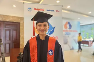 Chàng sinh viên bán bánh mì quê Bạc Liêu nhận học bổng 'Nâng bước thủ khoa' 