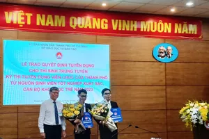 TP.HCM: Hai sinh viên trúng tuyển viên chức về dạy tại trường chuyên