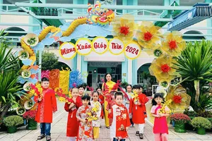 Giáo viên tạo hình linh vật rồng từ hơn 4.000 chiếc muỗng nhựa