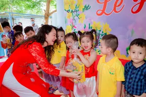 Học sinh TP.HCM đập heo đất giúp bạn nghèo đón Tết