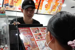 Sinh viên tất bật làm thêm kiếm tiền dịp Tết Nguyên đán 2024