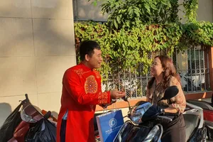 Đưa con tới cổng trường, phụ huynh bất ngờ nhận quà ngày 8-3