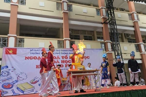 Học sinh ồ lên thích thú khi thấy ‘bàn tay lửa’ tại chương trình ngoại khóa hóa học