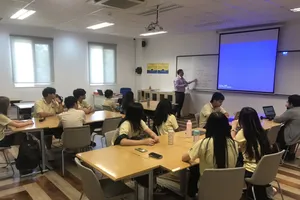 Học sinh Trường Quốc tế Mỹ Việt Nam vui mừng khi đi học trở lại