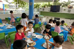 Dự kiến tăng tiền học lên gần 8 triệu đồng/tháng, trường mầm non nói gì?