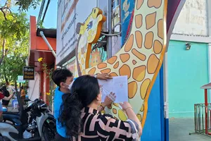 Mẹ bé trai bị chủ lớp mẫu giáo ngồi lên người: ‘Tôi giận run người!’