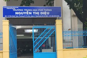 Đi trễ, học sinh bị giáo viên chủ nhiệm cho 6 bạn đánh vào mông