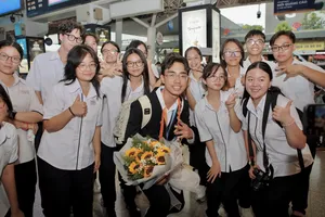 Học sinh đạt giải nhì khoa học kỹ thuật hạnh phúc trong vòng tay bạn bè