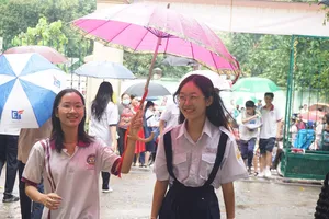 Thi vào lớp 10 tại TP.HCM: Thí sinh đội mưa đi dự thi môn chuyên