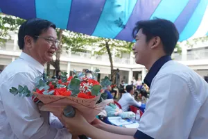 Xúc động lời nhắn gửi của thầy giáo trước khi nghỉ hưu tại lễ tri ân