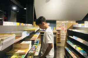 Phụ huynh vất vả tìm mua sách giáo khoa