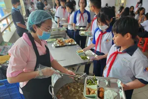 Tiền ăn bán trú thu theo thoả thuận thực hiện ra sao?