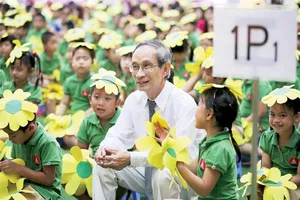 Thầy Nguyễn Xuân Khang nhận nuôi tất cả trẻ em may mắn sống sót ở Làng Nủ