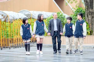 Thầy giáo Nguyễn Xuân Khang nhận hỗ trợ lâu dài cho 22 em ở Làng Nủ 