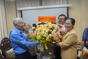 Chủ tịch HĐND TP.HCM thăm nhà giáo tiêu biểu nhân ngày 20-11