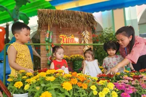 Con nghỉ tết Nguyên đán ngắn ngày, phụ huynh 'đau đầu' chuyện ăn tết ở đâu?