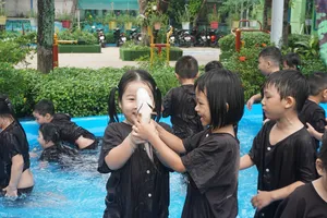 Trẻ mầm non bắt cá, làm gốm tại ngày hội trải nghiệm trò chơi dân gian