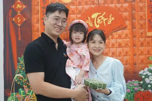 Các em nhỏ học gói bánh chưng đón Tết Nguyên đán 2025