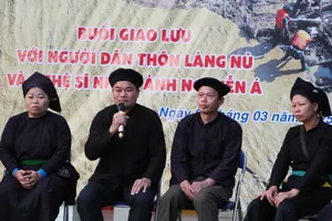 Người dân Làng Nủ giao lưu với học sinh TP.HCM