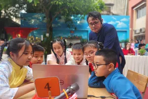 Học sinh tiểu học ứng dụng AI thiết kế áo dài 