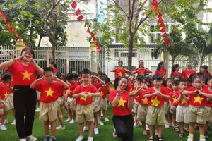 Sân trường rực sắc cờ đỏ sao vàng mừng đại lễ 30-4