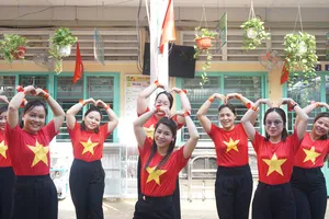 Ấn tượng màn đồng diễn thể dục của cô trò tiểu học mừng đại lễ 30-4