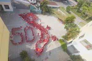 Ấn tượng trẻ mầm non xếp hình bản đồ Việt Nam mừng đại lễ 30-4