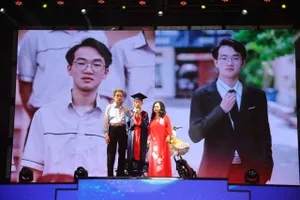 Nam sinh bật khóc khi nhận món quà đặc biệt từ cô hiệu trưởng trong lễ tri ân 