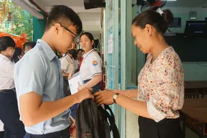 TP.HCM: Thí sinh vẫn lỉnh kỉnh đồ đạc trong ngày làm thủ tục thi vào lớp 10