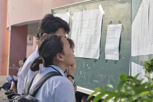 Thi vào lớp 10 tại TP.HCM: 1 thí sinh bị đình chỉ thi vì dùng thước kẻ có ghi tài liệu