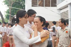 Mẹ bật khóc tại lễ tri ân và trưởng thành của con