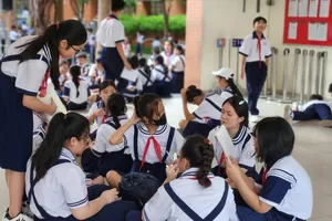 TP.HCM dự kiến cấm học sinh dùng điện thoại khi ở trường
