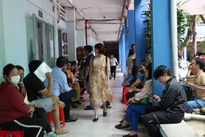 Tuyển bổ sung vào lớp 10: Chỗ vắng vẻ, nơi xếp hàng chờ 'vé vớt'