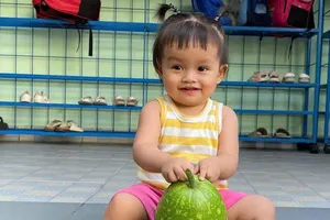 Trẻ mầm non thích thú mang trái cây, bầu, bí trường tặng về cho mẹ