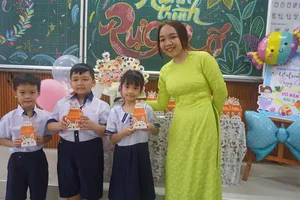 Ngày tựu trường, giáo viên tặng học trò món quà bất ngờ